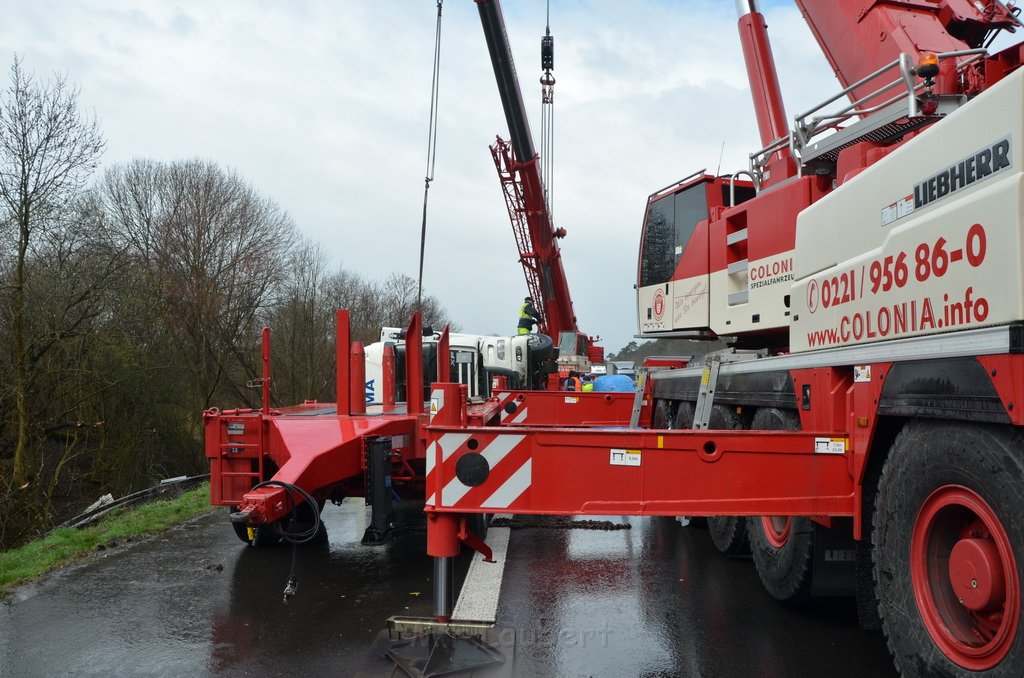 VU LKW umgestuerzt A 3 Rich Frankfurt AS Koenigsforst P489.JPG - Miklos Laubert